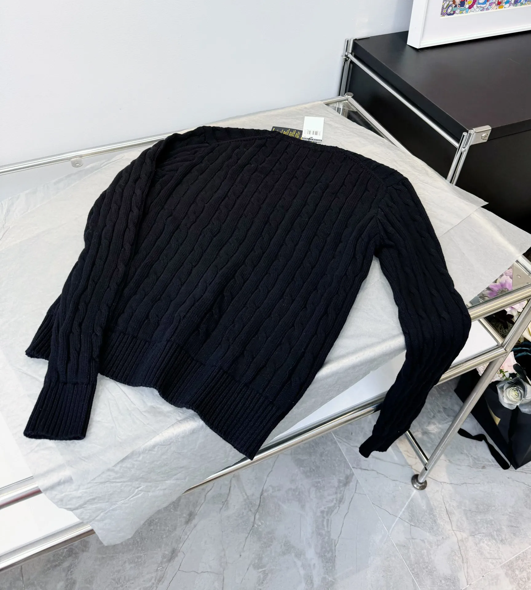 🅿️220 Style number: L04 (black) Ralph Lauren RL classic war horse logo embroidered cable pattern twist button V-neck knitted sweater on the chest, same style for men and women, 9 colors Color: beige, navy, black, chick yellow, sky blue, khaki, red, gray, purple Size: XSSML M Shoulder Width 36 Clothes Length 58 Bust 44 L Shoulder Width 37 Clothes Length 60 Bust 46 Soft and glutinous🧶🫶The style is a very classic cable sweater American retro college style Perfect hand comfort. It is a must-have item for spring, autumn and winter wardrobes. It looks great when worn alone or layered as an inner wear. High-density LOGO embroidery on the chest, and original customization of tag accessories. Made of pure cotton yarn 🧶 blended with wool, pure cotton is skin-friendly and comfortable, small label war horse embroidered twist turtleneck sweater 🐎 high quality. Follow the blogger to learn how to wear it! Let’s get a Ralph Lauren cable sweater. It’s a super hard-to-find series after it became popular. It’s hard to find one on the official website. It’s simple and practical to wear, with a lazy and loose feel. The thickened fabric has a more texture, soft and delicate feel, and a loose fit. Whether worn alone or layered, you can wear different styles of fashion with just one piece. ⚠️Contains wool products🦙 Pay attention to the washing method to avoid shrinkage
